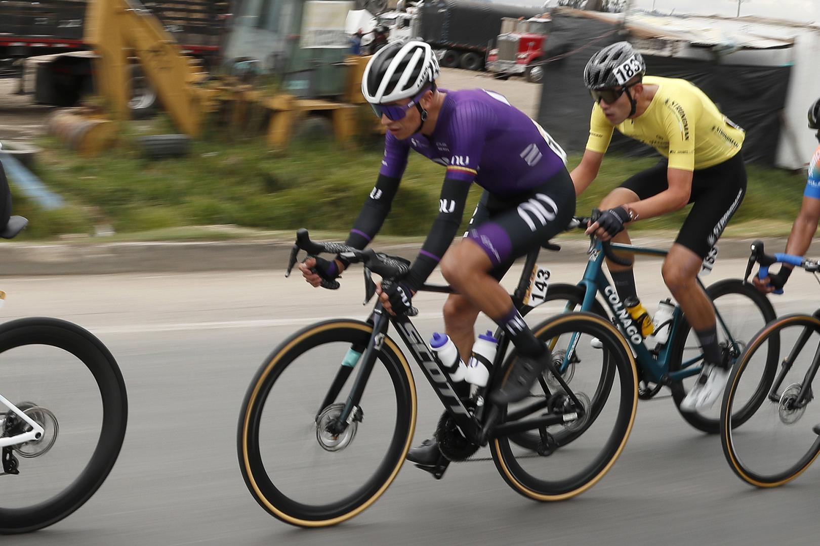 Fotografía de archivo del 06 de febrero de 2024 del ciclista Cristian Múñoz, del equipo NU Colombia, compitiendo en la primera etapa de la carrera ciclística Tour Colombia 2024