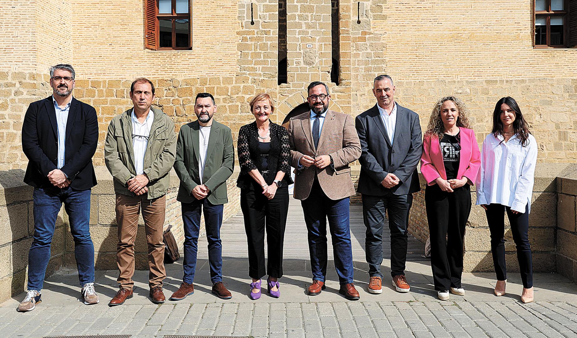 Desde la izda., Rubén Auza, director general de la Oficina de Análisis y Prospectiva del Gobierno de Navarra; Alberto Añón, alcalde de Cascante; Jesús Mª Rodríguez, director general de Administración Local; la alcaldesa de Marcilla, Esther Villanueva; el vicepresidente primero del Gobierno foral , Javier Remírez; Rafael Loscos, presidente de AER; Sandra Calvo, gerente del Consorcio Eder; y Marta Rández, secretaria general técnica de AER. Todos ellos intervinieron en la jornada de ayer celebrada en Marcilla