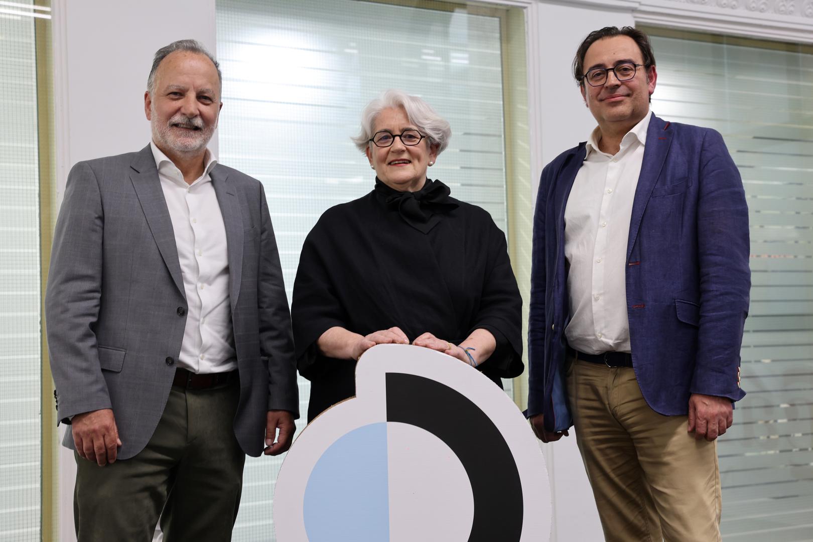 José Ignacio Pérez de Albéniz, socio-director del despacho ARPA abogados; Lourdes Goicoechea, asesora fiscal y exconsejera de Economía; y Ángel Chocarro, decano del Colegio de Economistas de Navarra