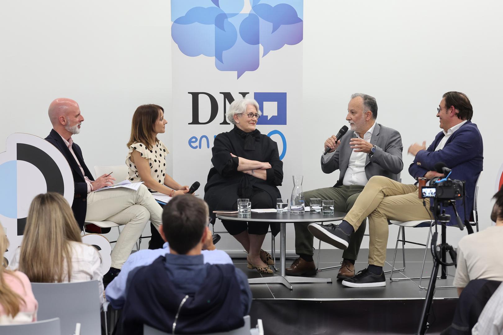 Yulen Garmendia y Diana de Miguel, periodistas de Diario de Navarra, junto con Lourdes Goicoechea, José Ignacio Pérez de Albéniz y Ángel Chocarro