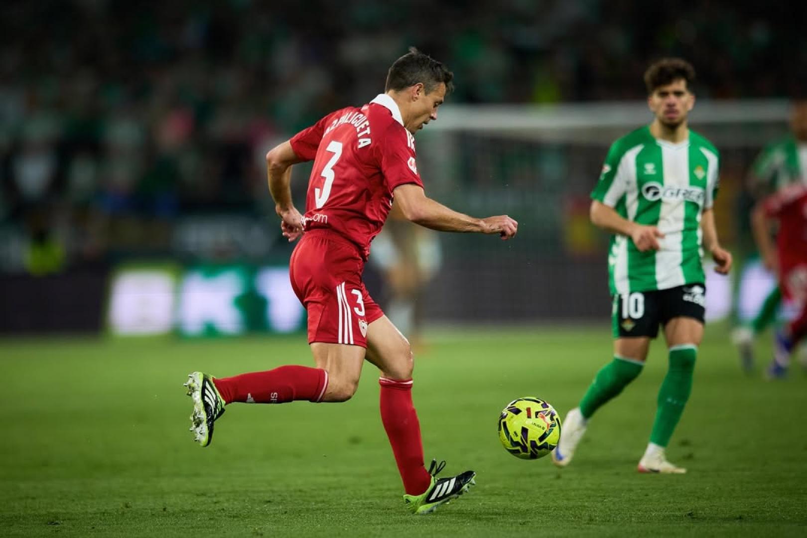 César Azpilicueta trata de centrar ante la presión de Abde, en el derbi sevillano