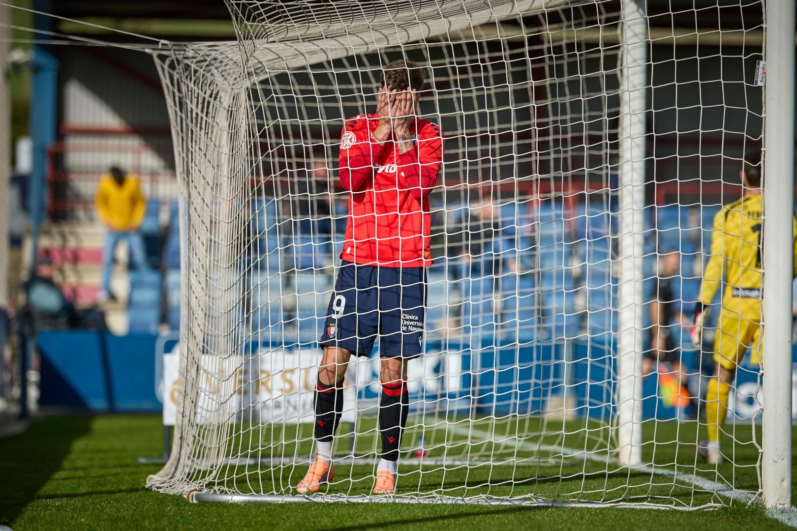 El '9' de Osasuna Promesas, Dani González, se lamenta tras una ocasión errada en un encuentro en Tajonar