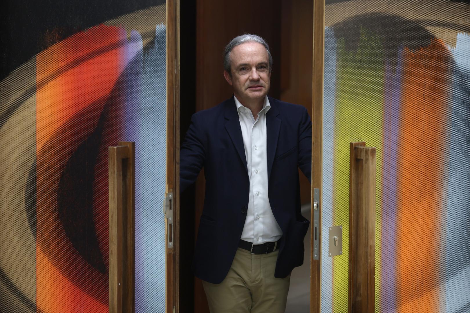 Carlos Briones, fotografiado en el Edificio de Ciencia de la Universidad de Navarra.