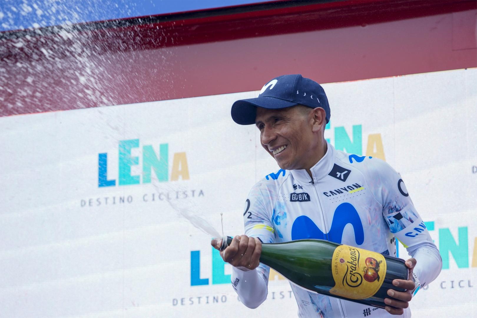 Nairo Quintana, líder de la general, celebra en el podio la victoria conseguida en segunda etapa de la Vuelta Ciclista a Asturias 2026.