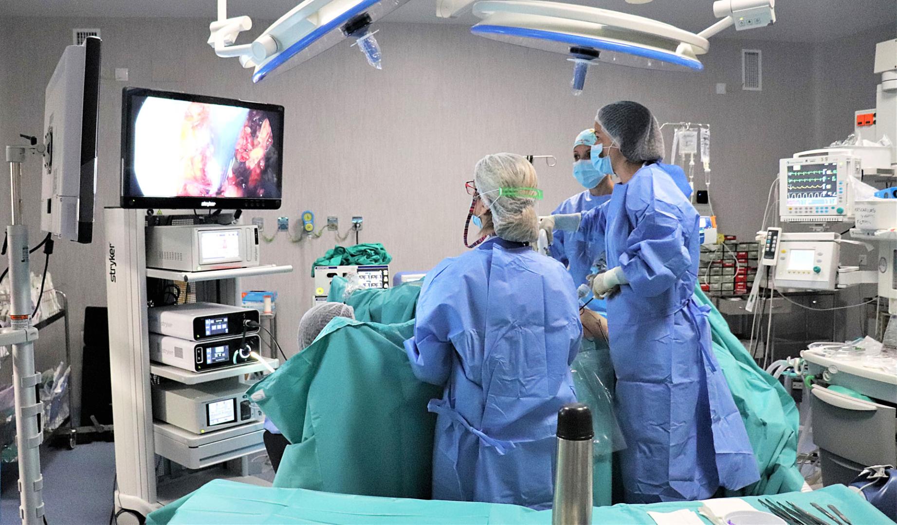 Varios profesionales durante una intervención quirúrgica