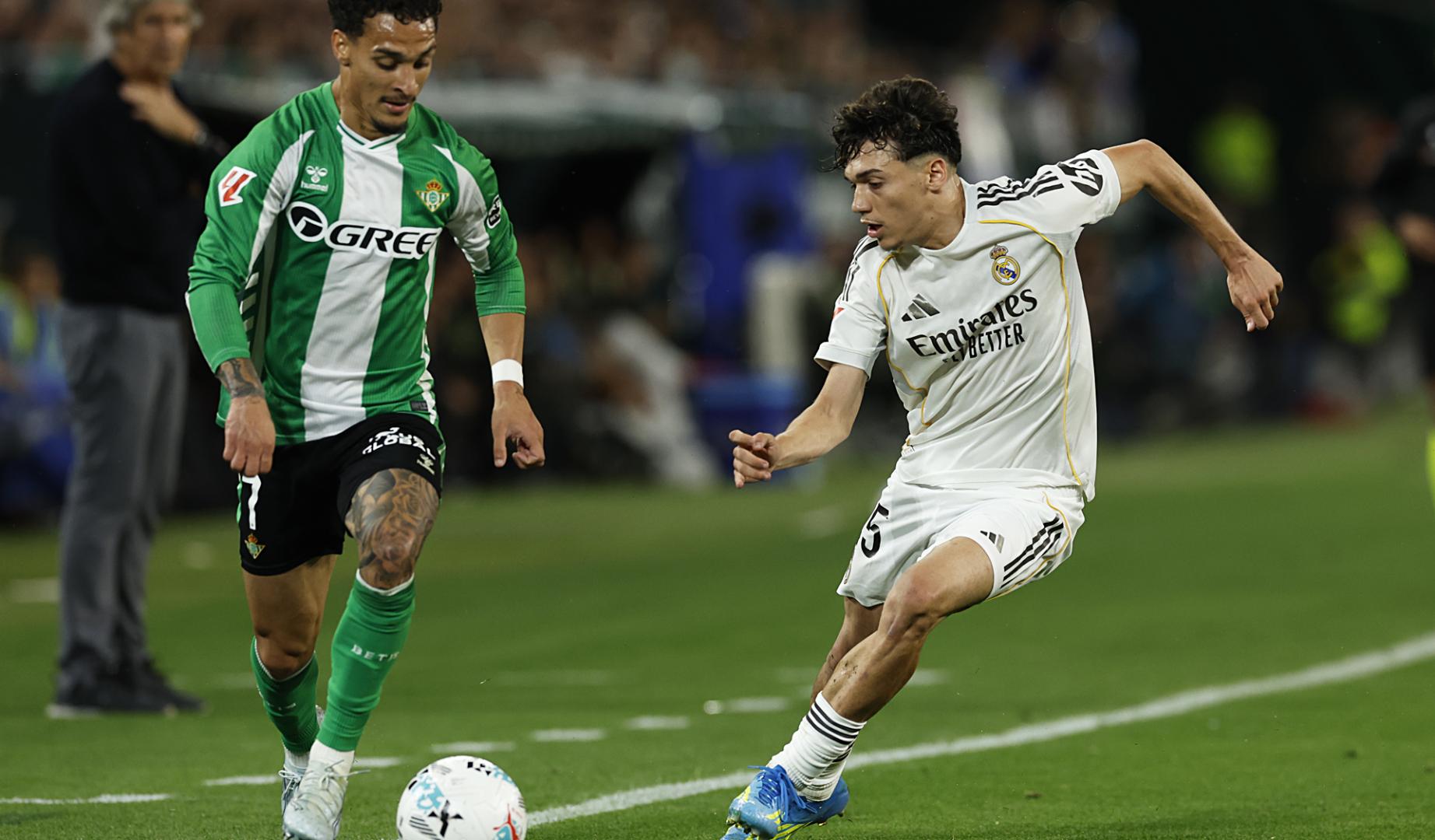 Antony trata de marcharse de Thiago Pitarch durante el encuentroi