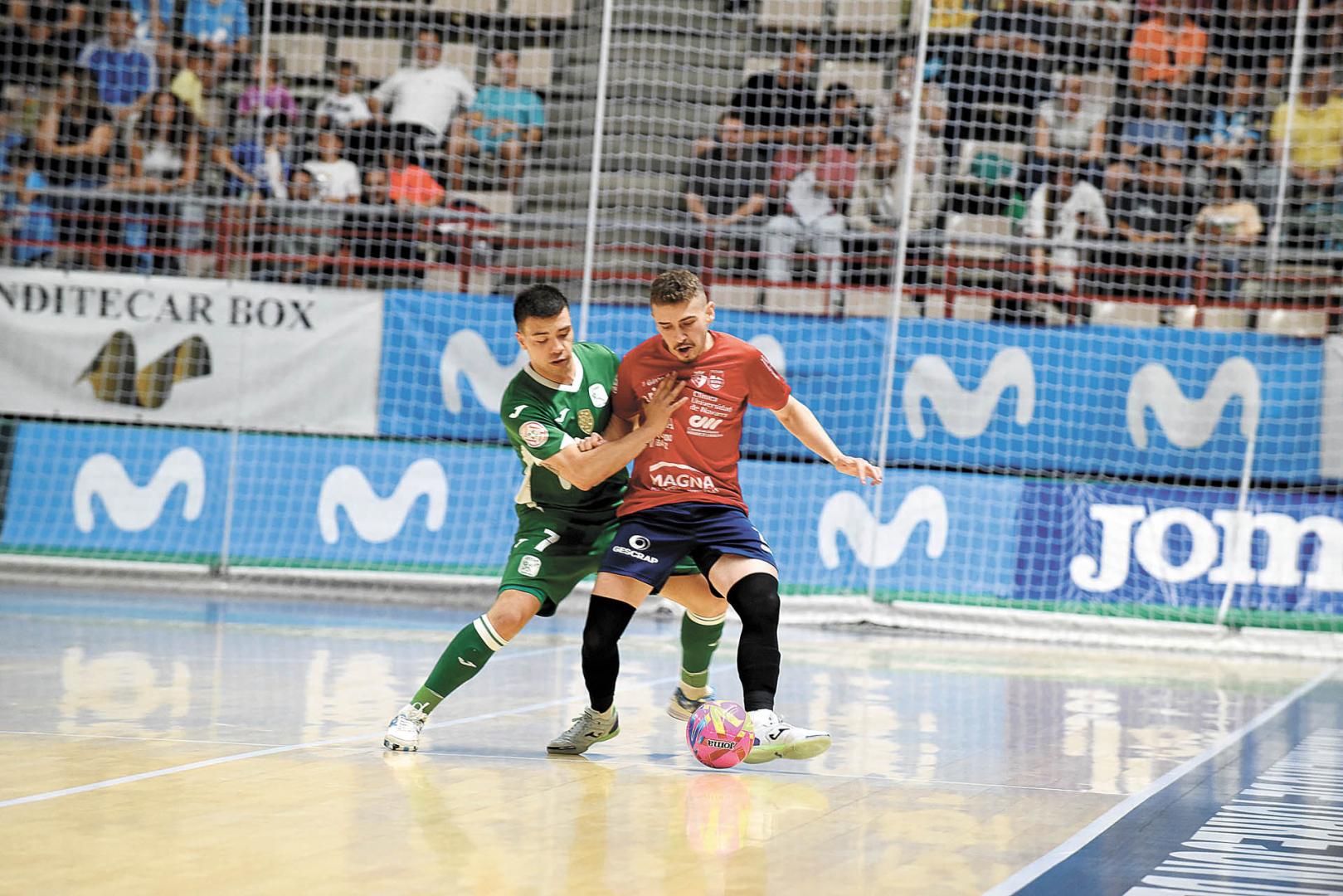 Gustavo Marro, de Osasuna Magna, trata de mantener la posesión ante Harrison, del Movistar Inter