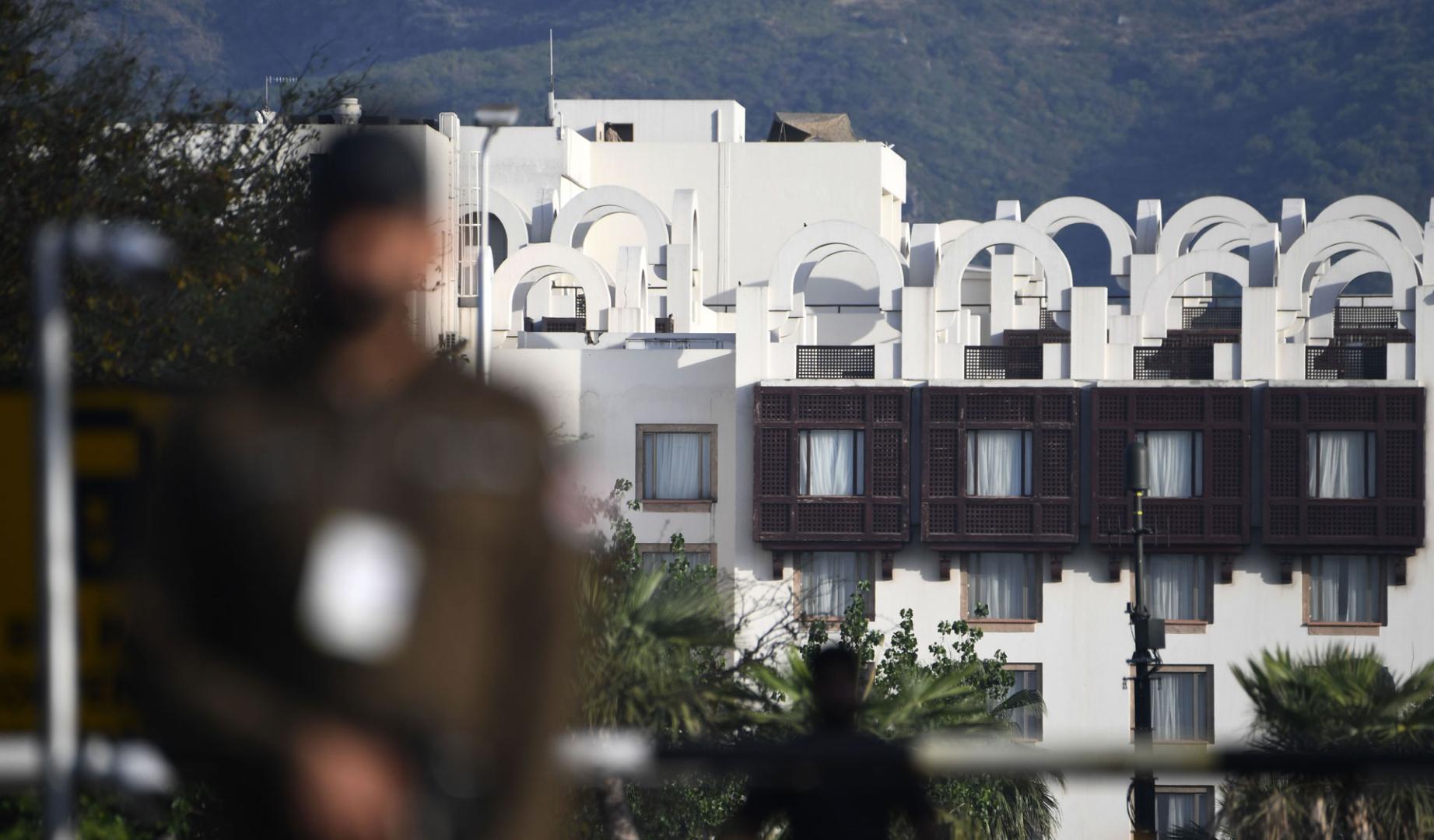 Pakistán, embarcada en una incesante labor de mediación, está transmitiendo incesantemente que la reunión puede ser inminente, y aún mantiene Islamabad y bajo severas limitaciones de tránsito y seguridad.