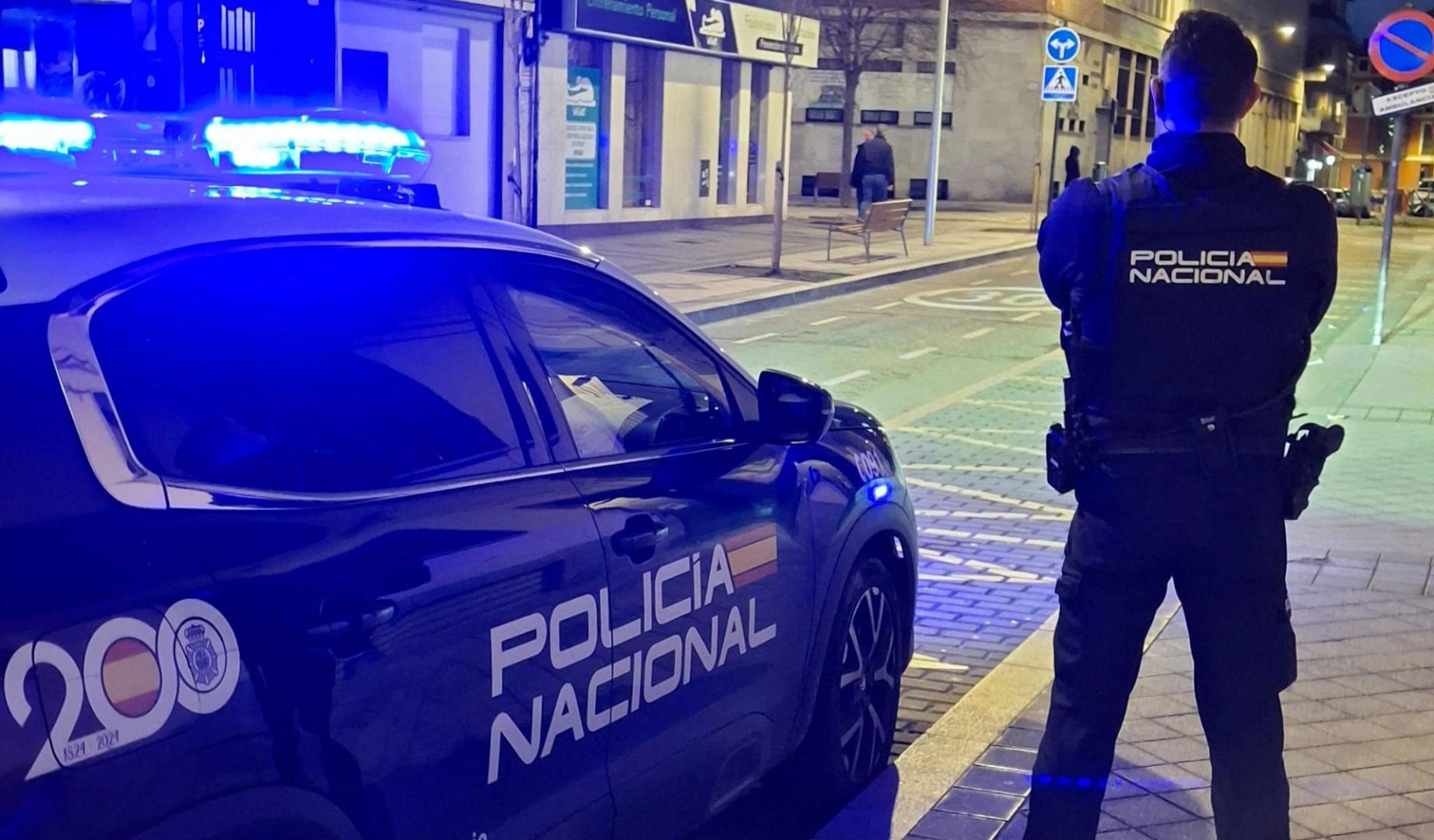 "Las víctimas residían de manera permanente en el lugar y estaban obligadas a prostituirse en jornadas nocturnas de hasta 12 horas ininterrumpidas, debiendo solicitar permiso a la encargada incluso para descansar", relata la Policía Nacional