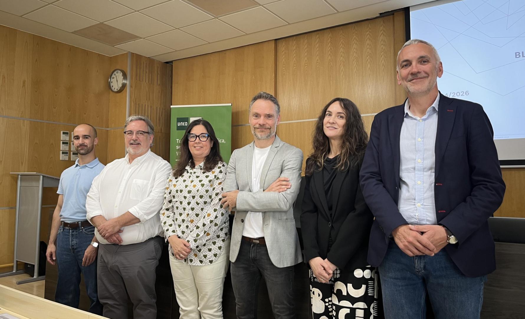 izquierda a derecha están: Cristóbal Suria, gerente de la Fundaciò General de la Universitat València, Yosune Villanueva, gerente de Fundena, Iñaki Mendióroz, Director General Economía Social y Trabajo del Gobierno de Navarra, María Cardero responsable de Cursos de Extensión universitaria de Uned Pamplona, Natxo Arbeloa gerente de la Fundación Miguel Indurain, e Iker Teres, Ayudante de Proyecto de Investigación sobre Economía Social