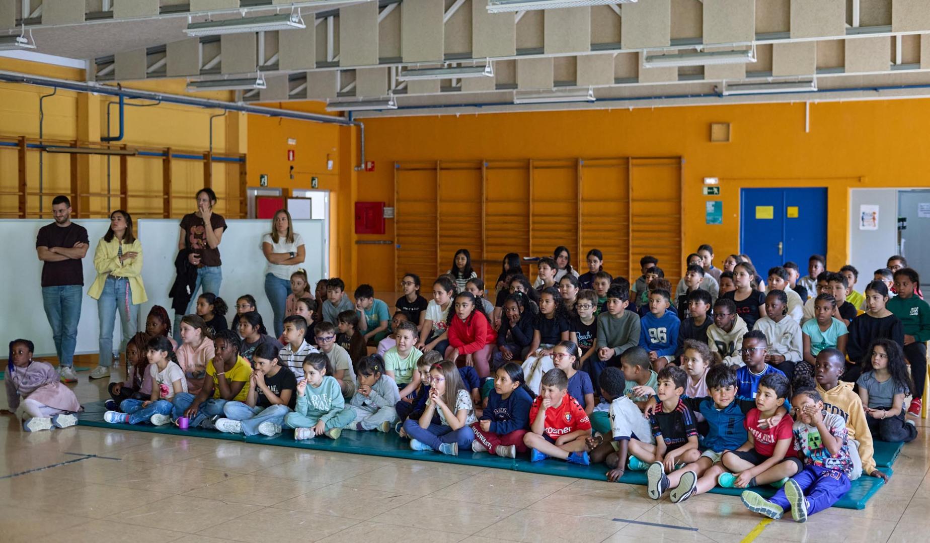 Estudiantes de primaria leen fragmentos literarios por el día del libro en diferentes idiomas para simbolizar la variedad lingüística del cole