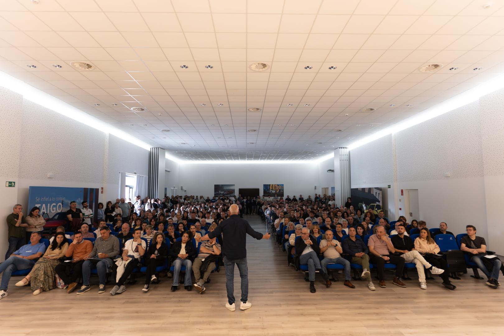 Alfredo Morales ante los asistentes a la asamblea general de la sección sindical de UGT en Volkswagen Navarra