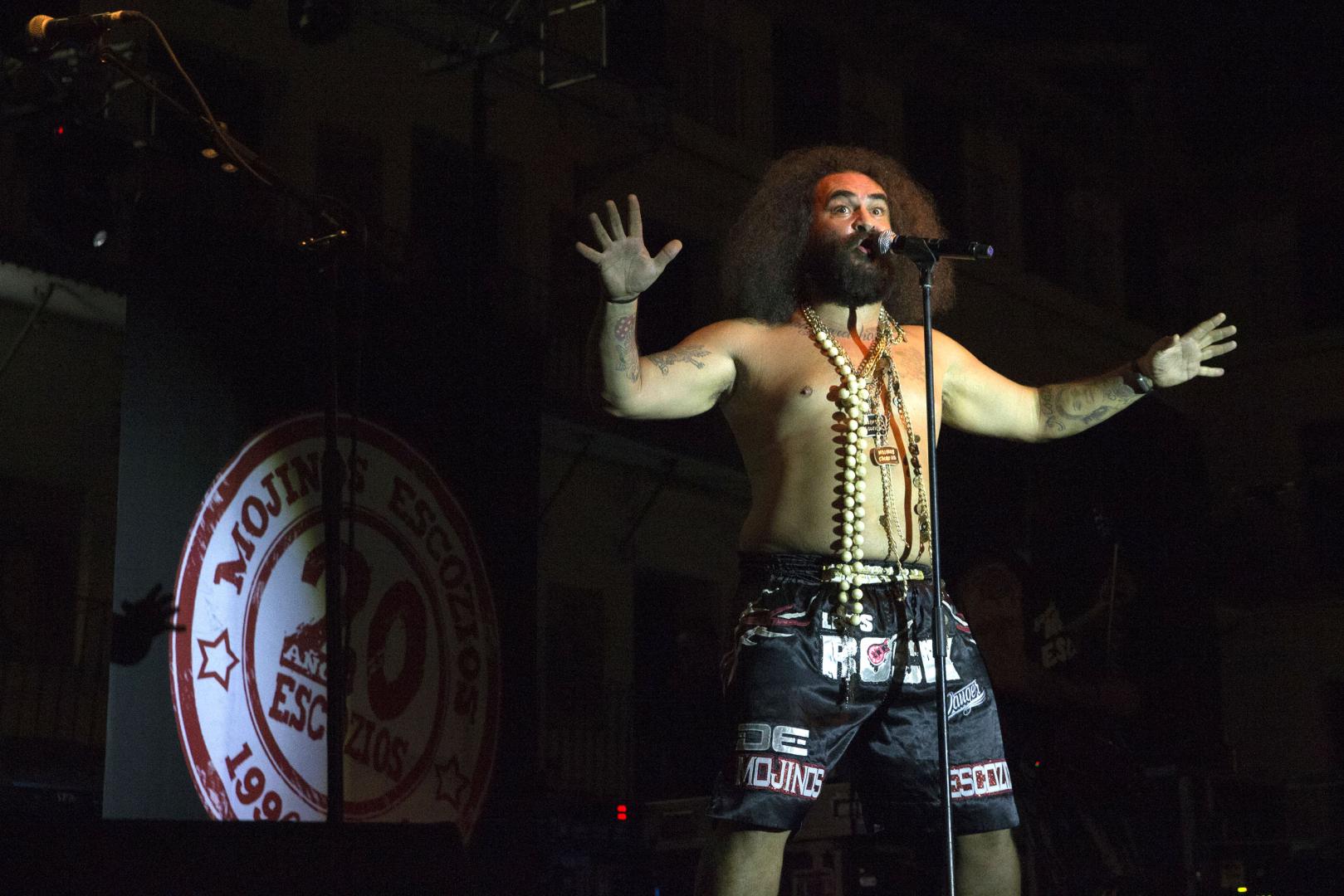 Miguel Ángel Rodríguez 'El Sevilla', líder de Mojinos Escozíos, en un concierto anterior