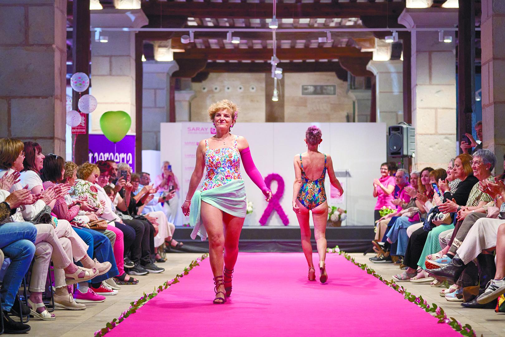 Mari Cruz Garde desfila entre los aplausos del público