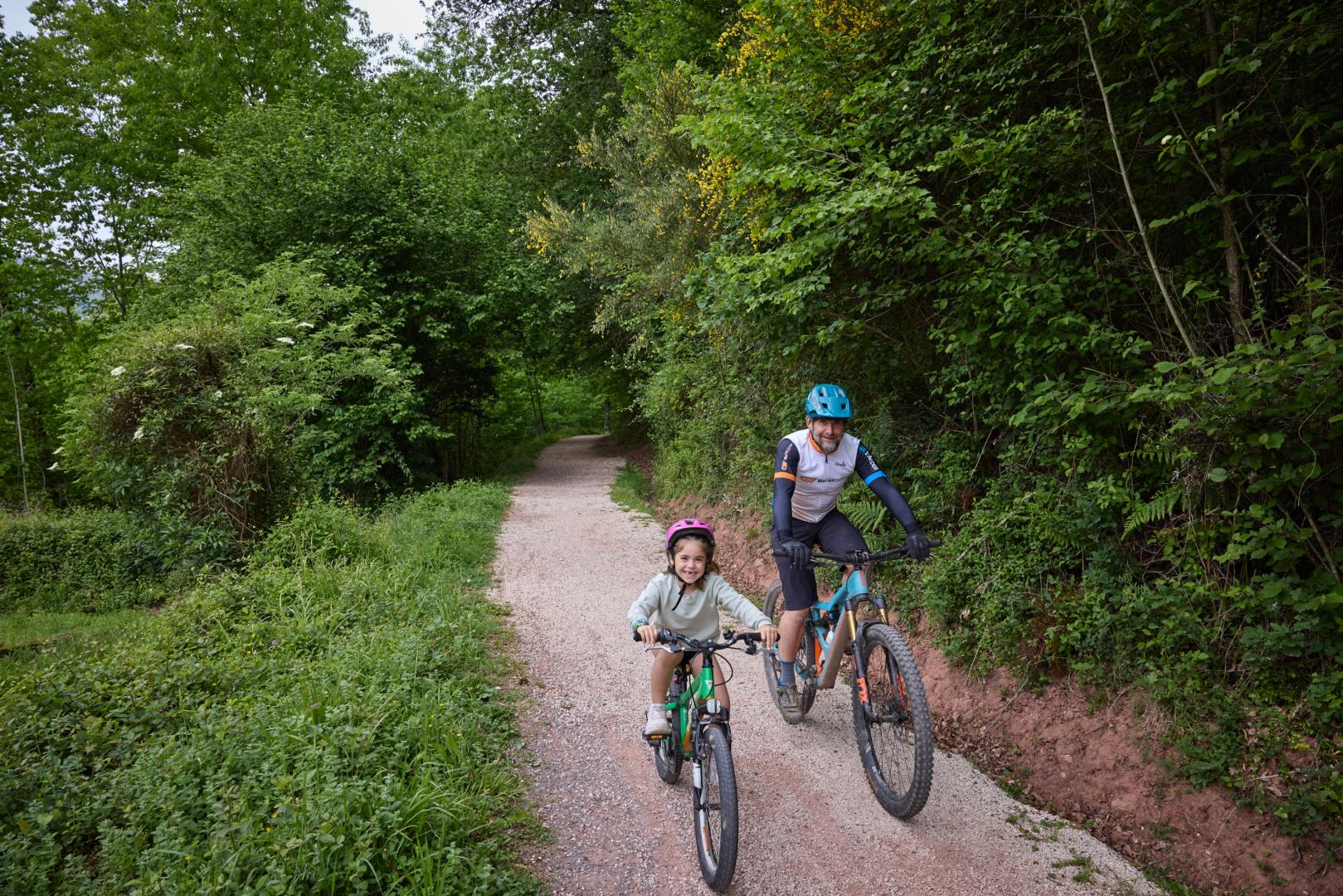 Pequeños y adultos recorrieron con sus bicicletas el nuevo tramo de la Vía Verde del Bidasoa, donde se preparó una yincana.