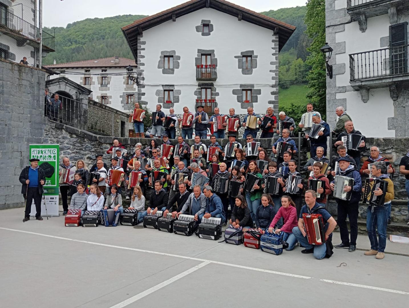 Acordeonistas participantes en el encuentro de Leitza, este sábado. A la izquierda, Tomás Erviti Caballero.