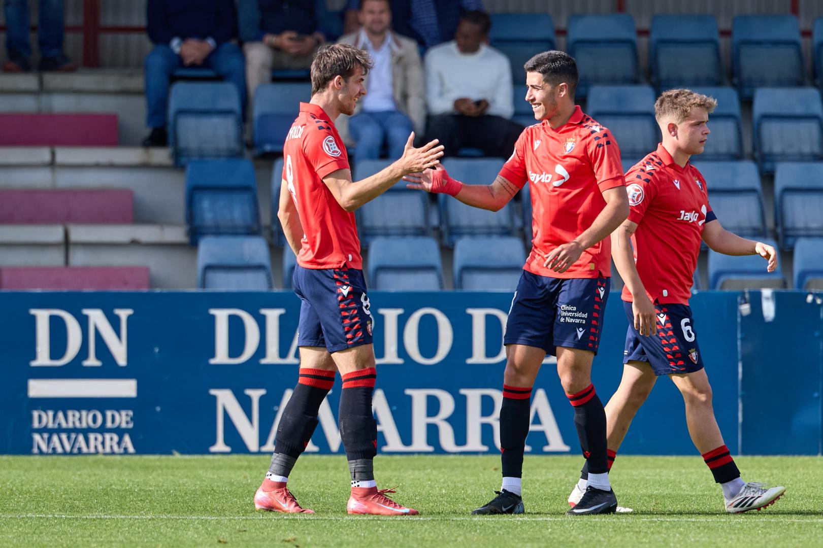 Ander Yoldi, goleador del encuentro, rompió su racha de dos meses sin marcar y es felicitado por Álex Jiménez.
