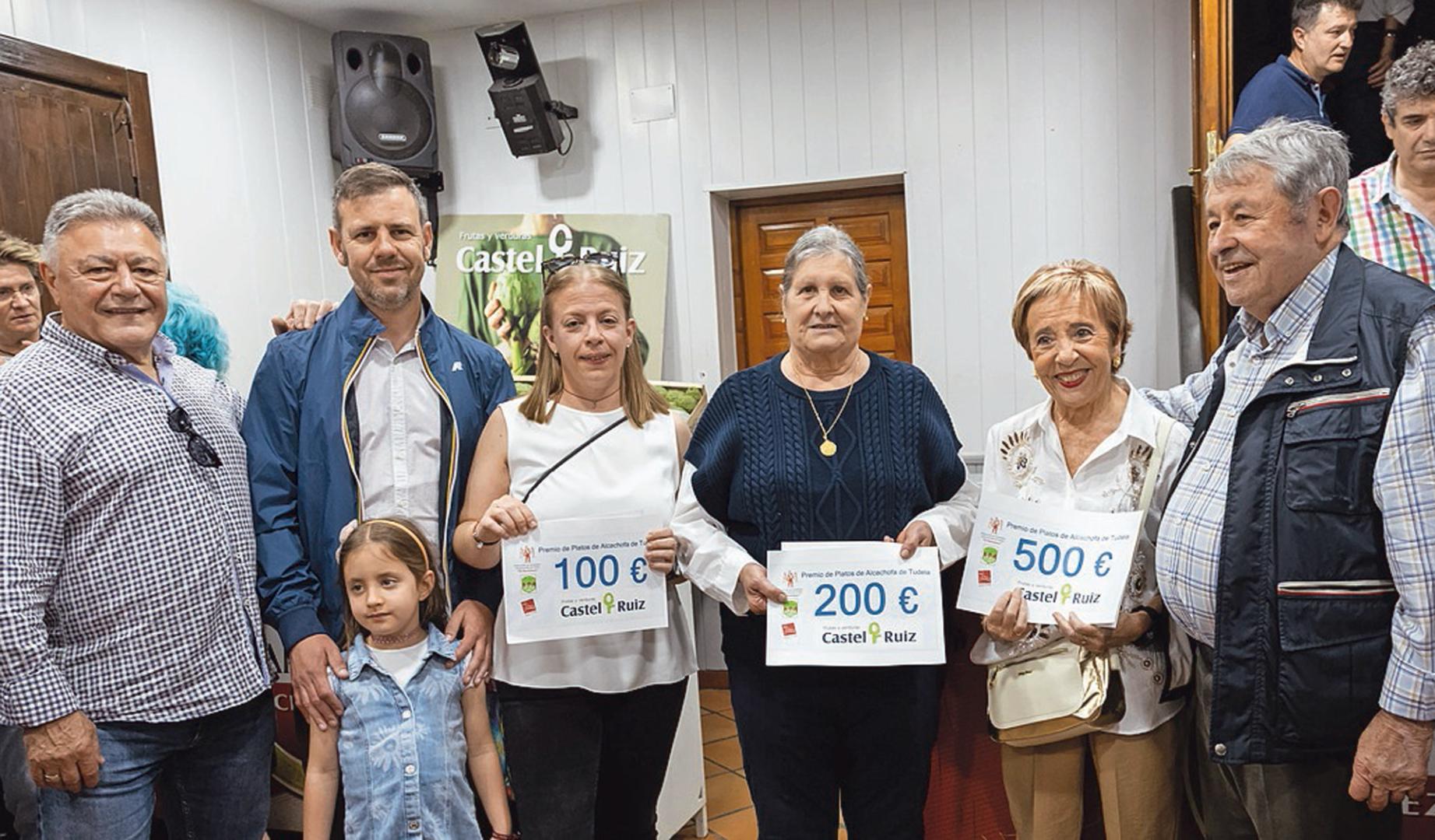 Desde la izquierda, José Mari Pejenaute Garde, de El Hortelano; Jaime Castel-Ruiz Solana, Edurne Chagoyen Lafuente, tercer premio; Rosa Mª Ruiz Villafranca, segundo premio; Merche Sola Buñuel, primer premio; y Enrique Castel-Ruiz Calvo, en la entrega de premios de la XIV edición del certamen
