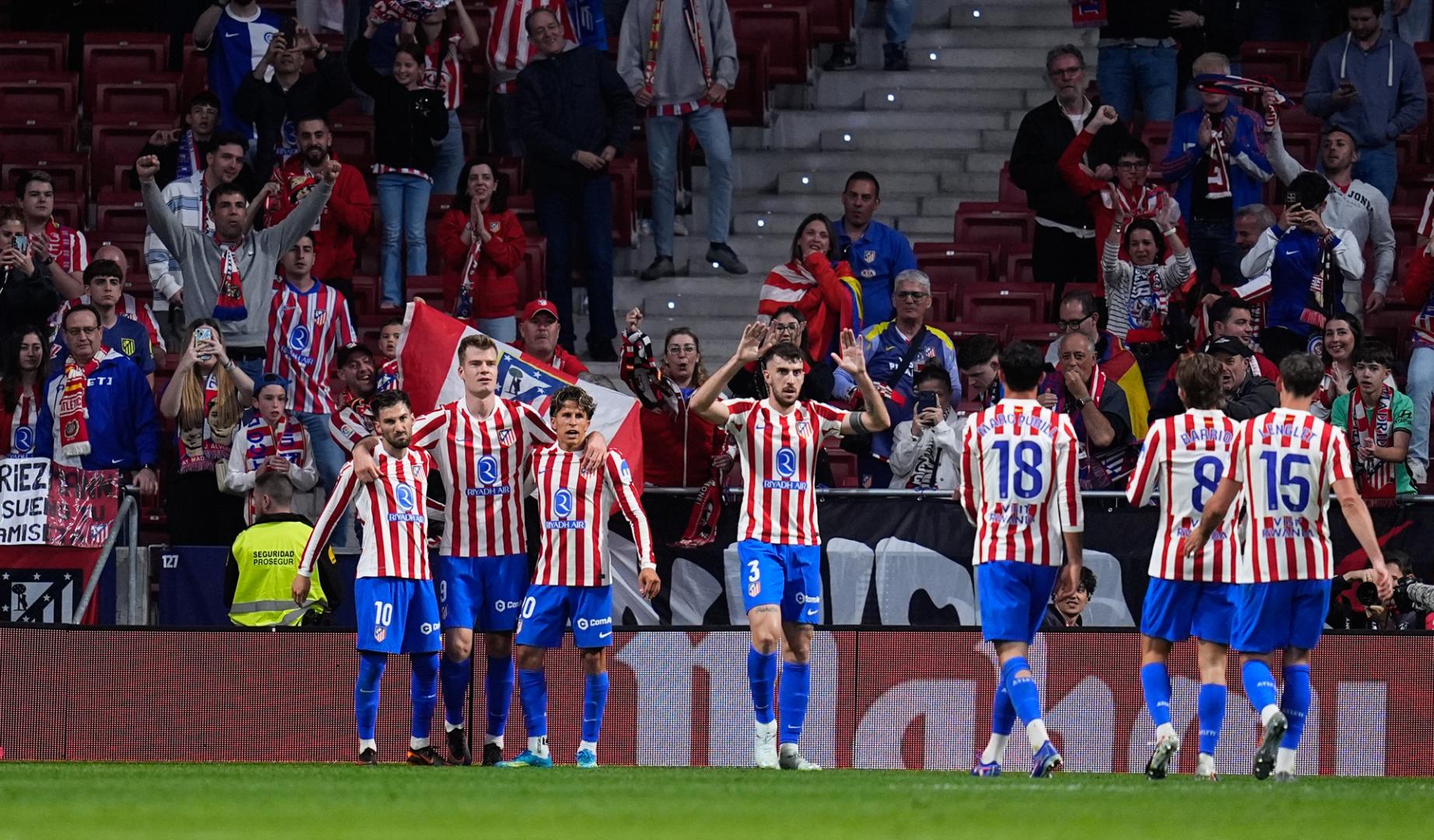 Los jugadores del Atlético de Madrid celebran uno de sus goles contra el Athletic Club