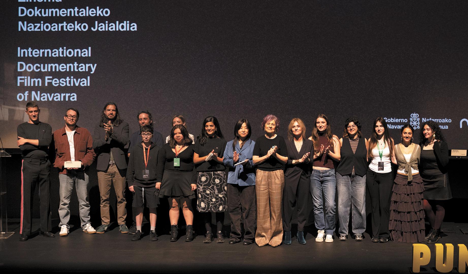 Premiados y representantes de los jurados posaron al final de la gala sobre el escenario de Baluarte