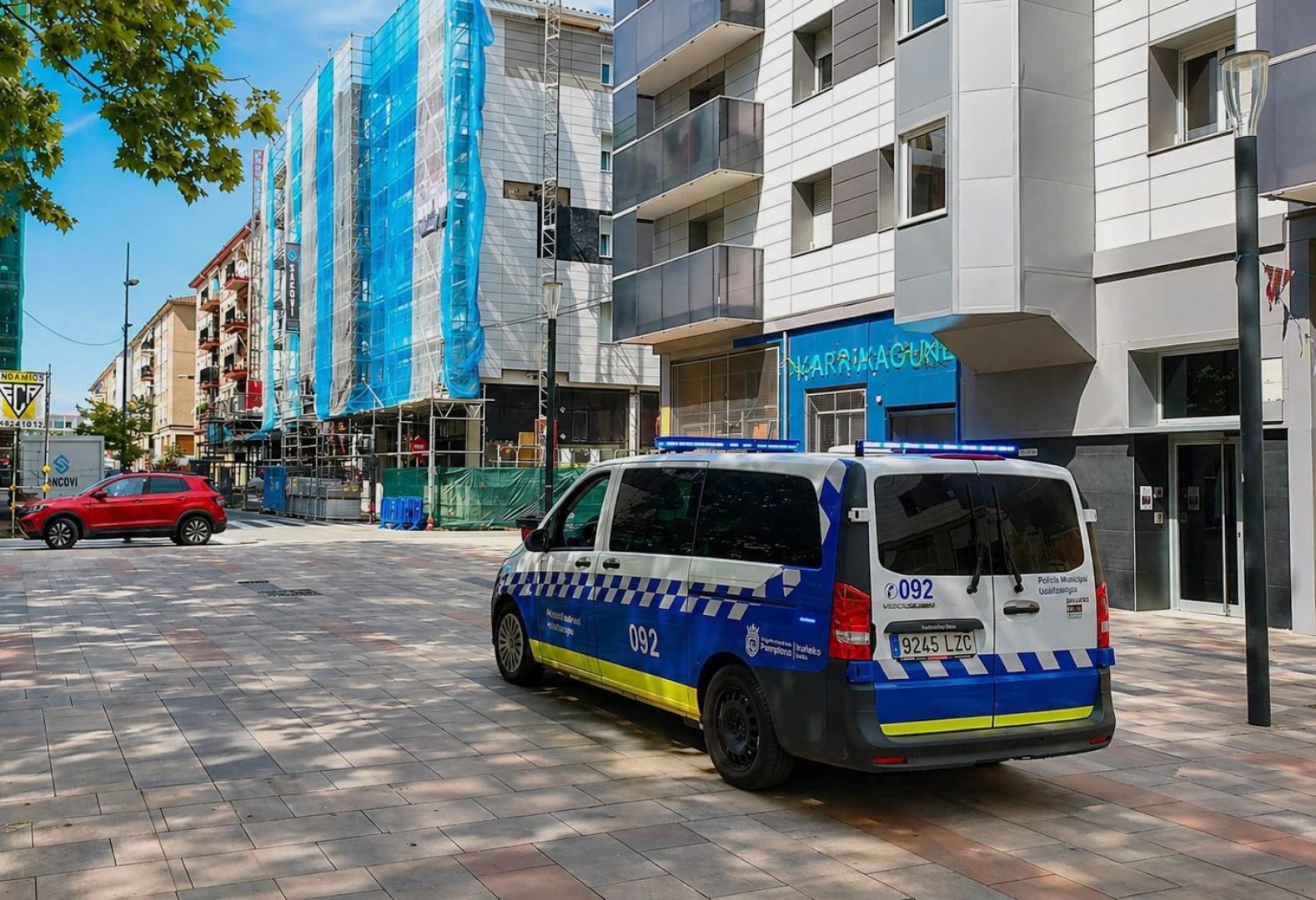 Un vehículo de la Policía Municipal patrulla el sábado por la tarde por San Jorge.