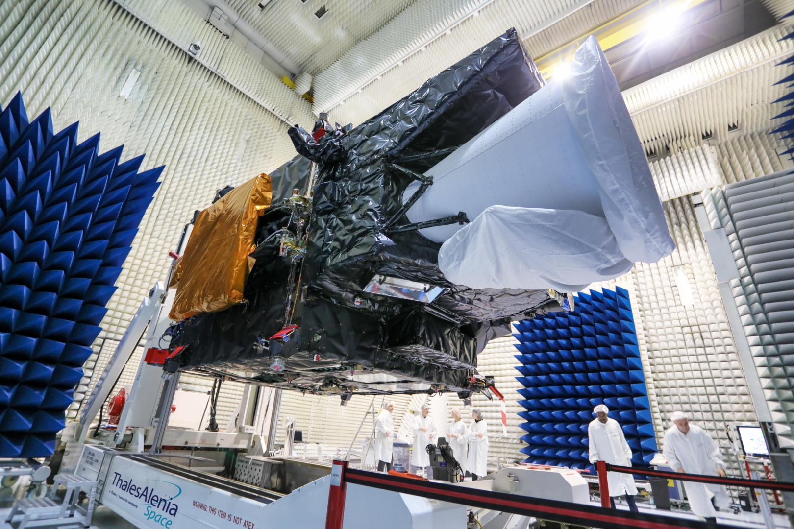 El satélite MTG-I2 en la sala blanca de la empresa Thales Alenia Space en Cannes (Francia).  Europa tendrá los servicios de previsión meteorológica más avanzados del mundo