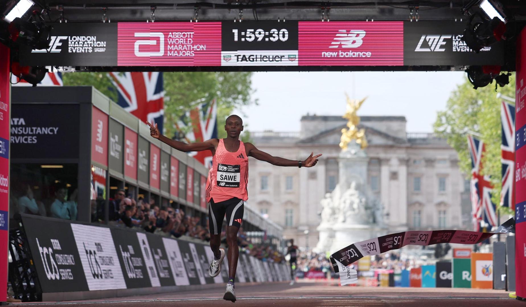 Sabastian Sawe entra en la línea de meta del maratón de Londres con un tiempo de 1:59:30 h., un nuevo récord mundial