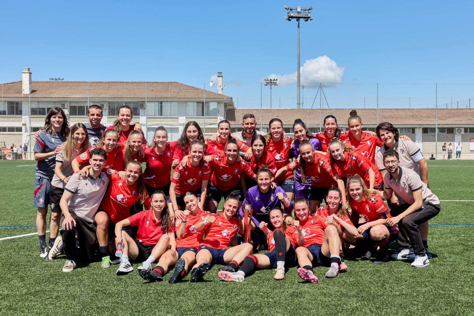 Las jugadoras y el cuerpo técnico de Osasuna B celebran el título de la Tercera División