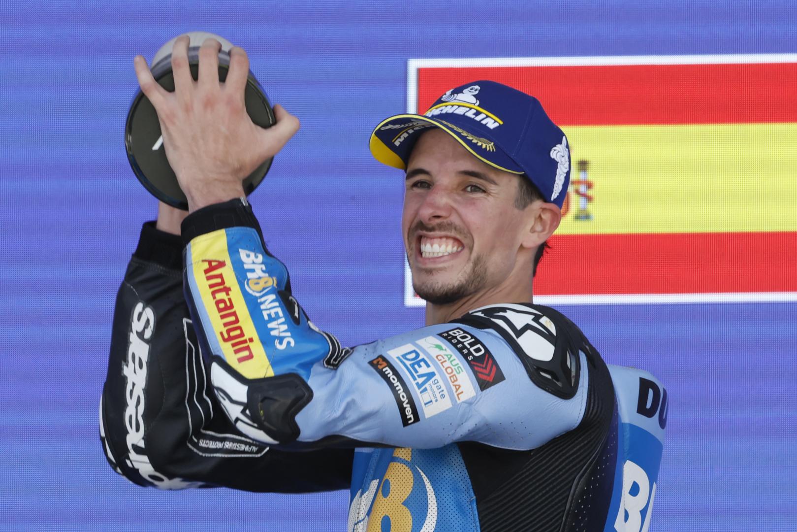 El piloto español de MotoGP Álex Márquez celebra su victoria tras la carrera de motoGP del Gran Premio de España de Motociclismo de 2026 celebrado en el circuito de Jerez-Angel Nieto en Jerez de la Frontera