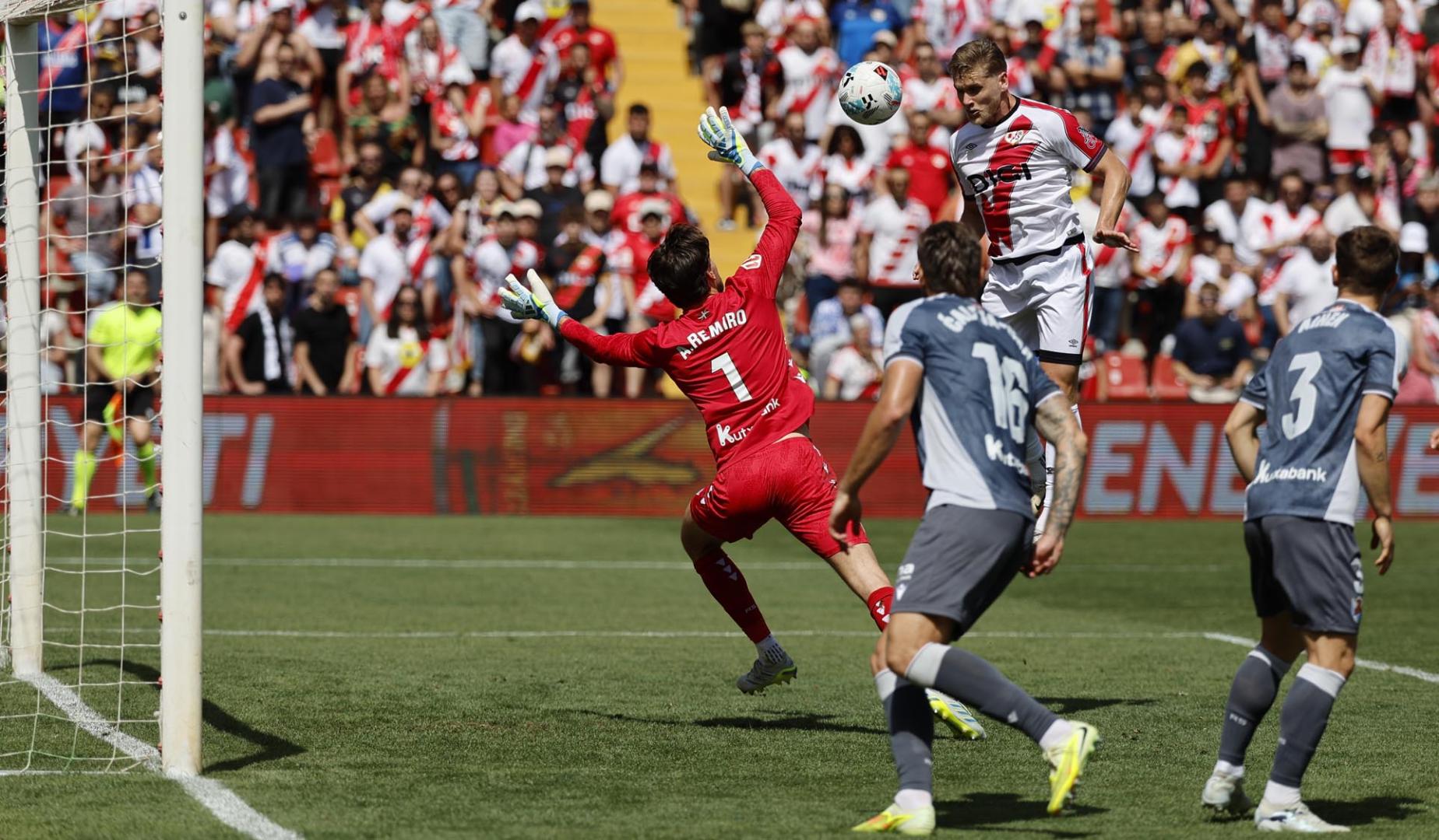 El delantero del Rayo Vallecano, Alemão marca el tanto del empate ante la Real Sociedad en el descuento