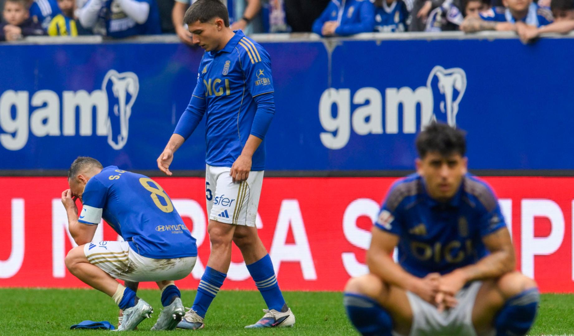 El capitán del Real Oviedo, Santi Cazorla (i) lamenta la derrota del eauipo por 1-2 ante el Elche durante el partido de LaLiga entre el Real Oviedo y el Elche disputado este domingo en el estadio Carlos Tartiere de Oviedo.