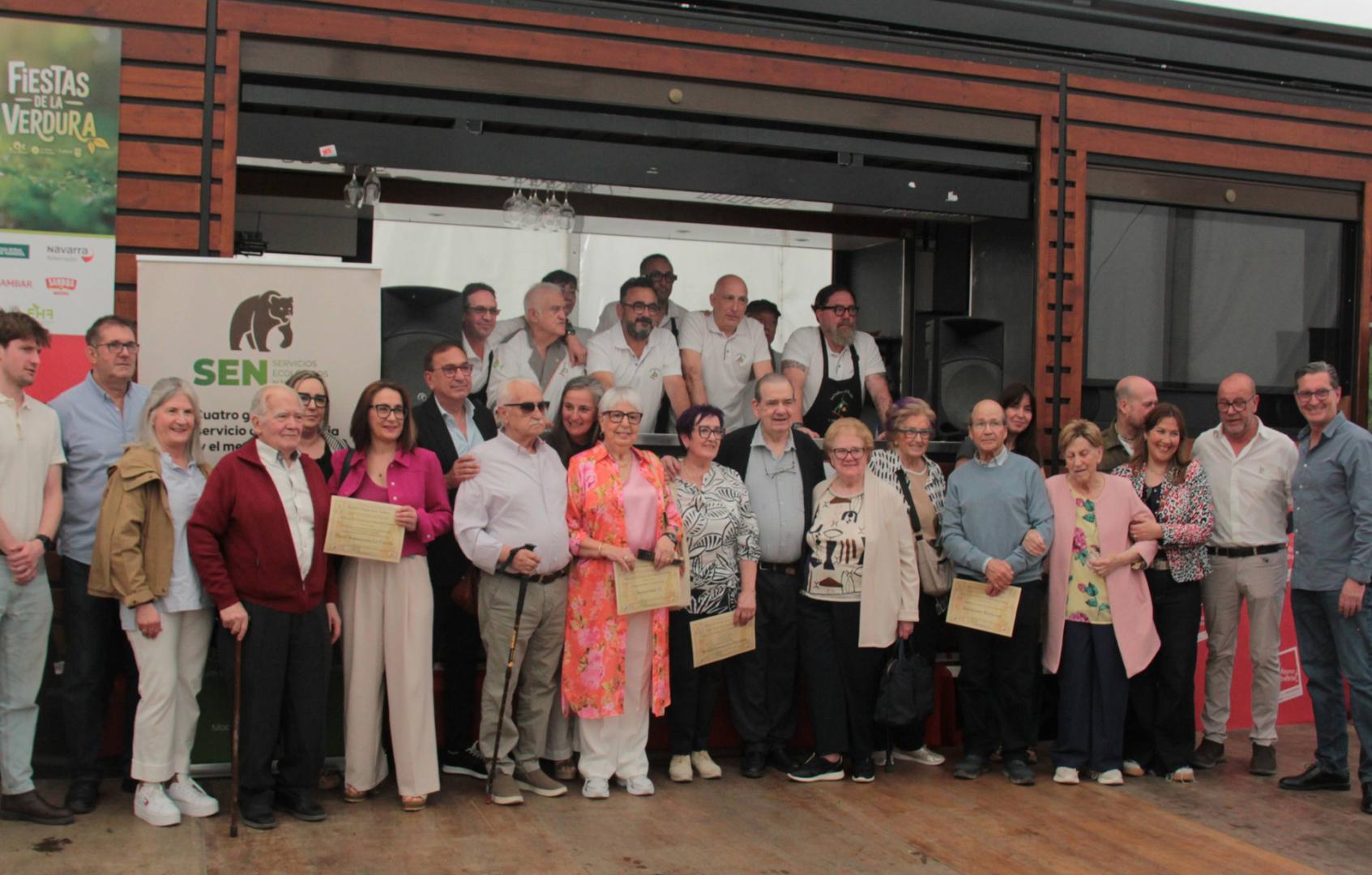 Miembros de la Orden del Volatín, junto a los pioneros de la gastronomía tudelana que fueron distinguidos en la jornada