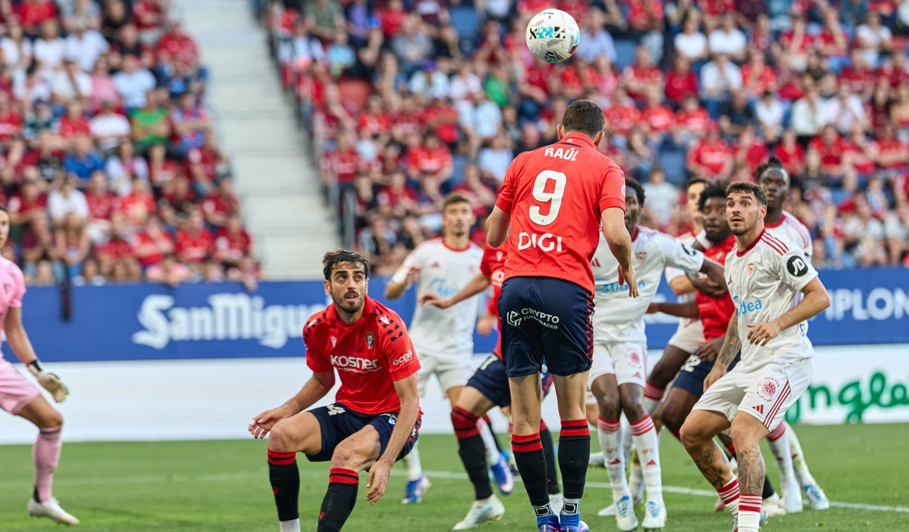 Raúl García de Haro remata de cabeza frente al Sevilla