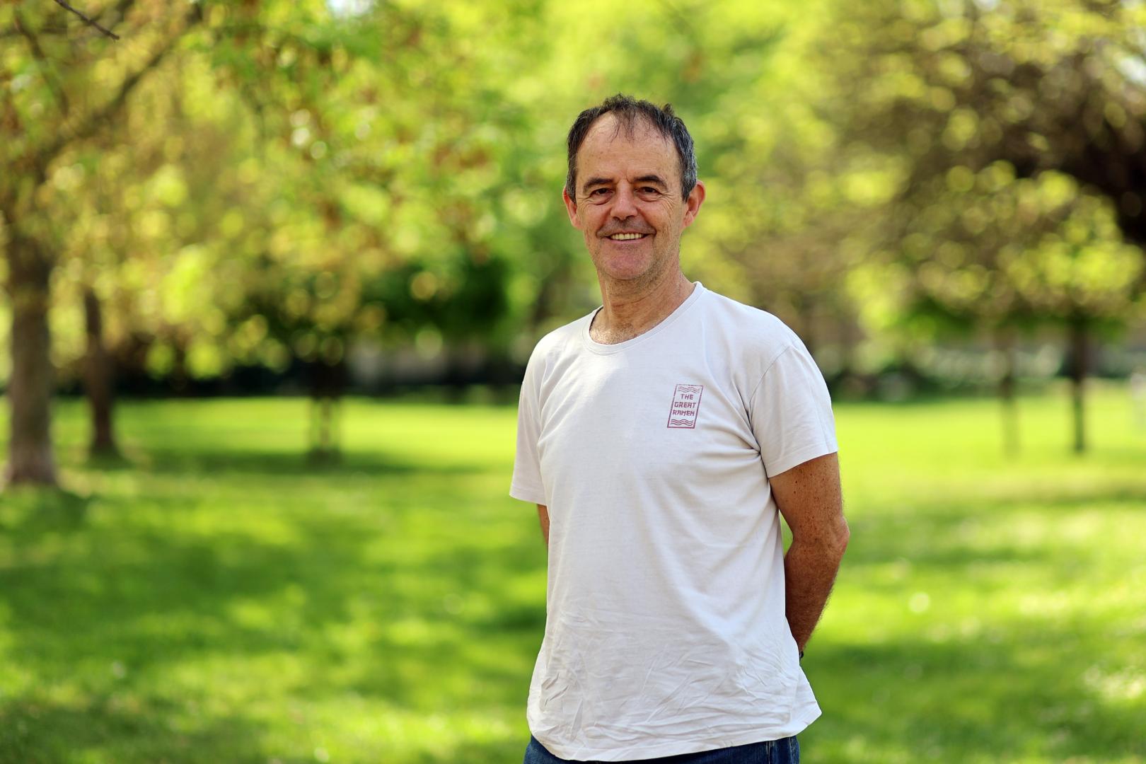 'Cerdos y amapolas' es la traducción al castellano de la novela que Jon Arretxe publicó en noviembre del año pasado en euskera, 'Txerriak eta loreak'