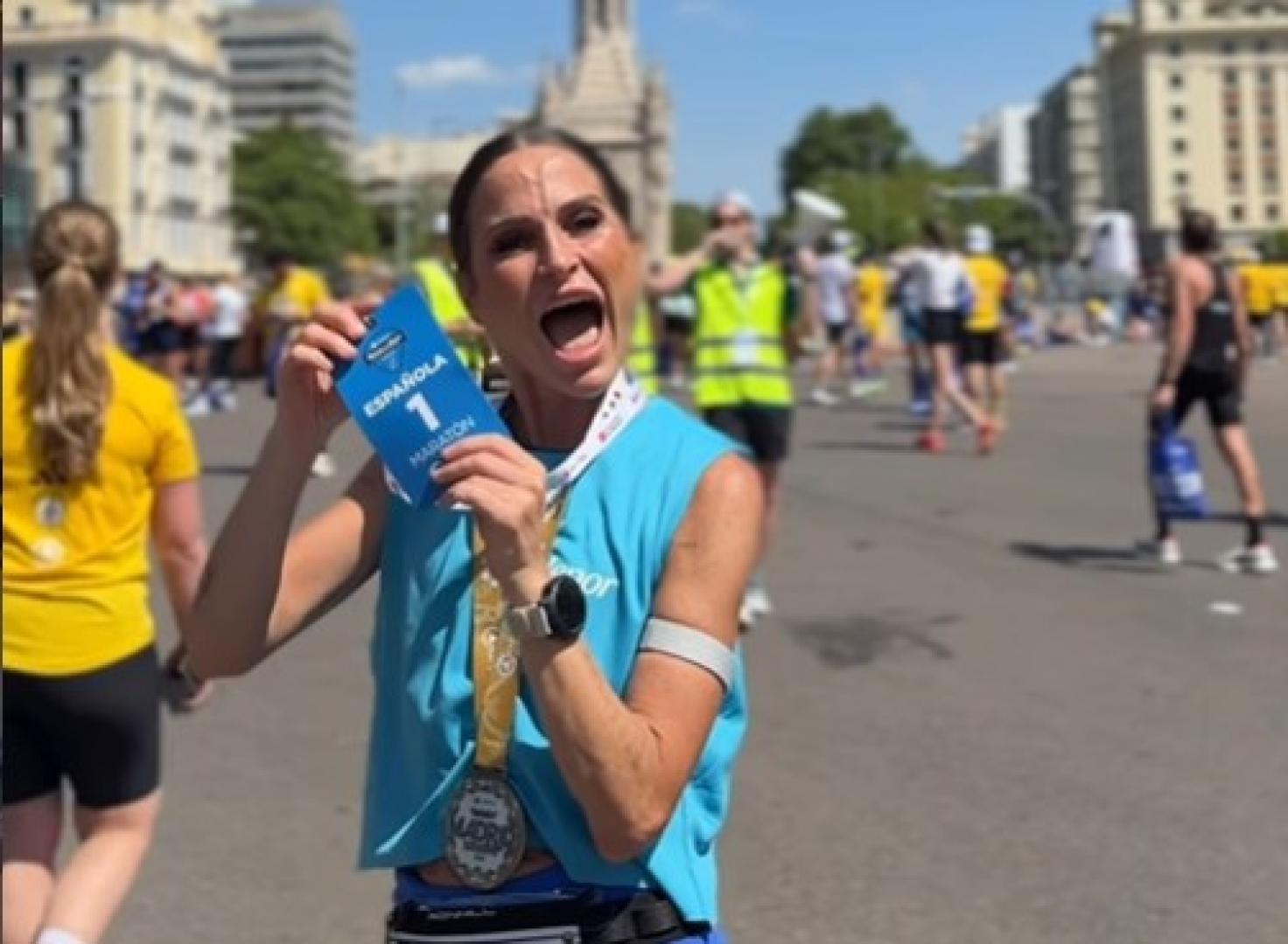 Estefanía Unzu Ripoll, más conocida como Verdeliss, con su medalla al cuello poco antes de recoger el premio a primera española en la Maratón de Madrid