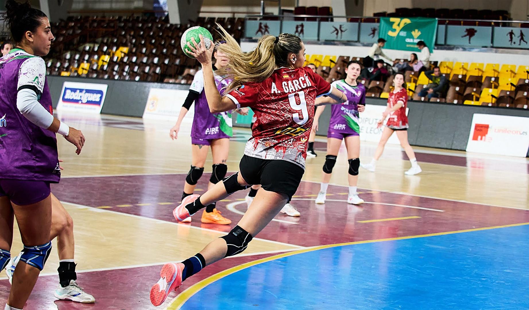 Aintzane García salta para lanzar a meta en un encuentro anterior con la camiseta del Cleba Leon