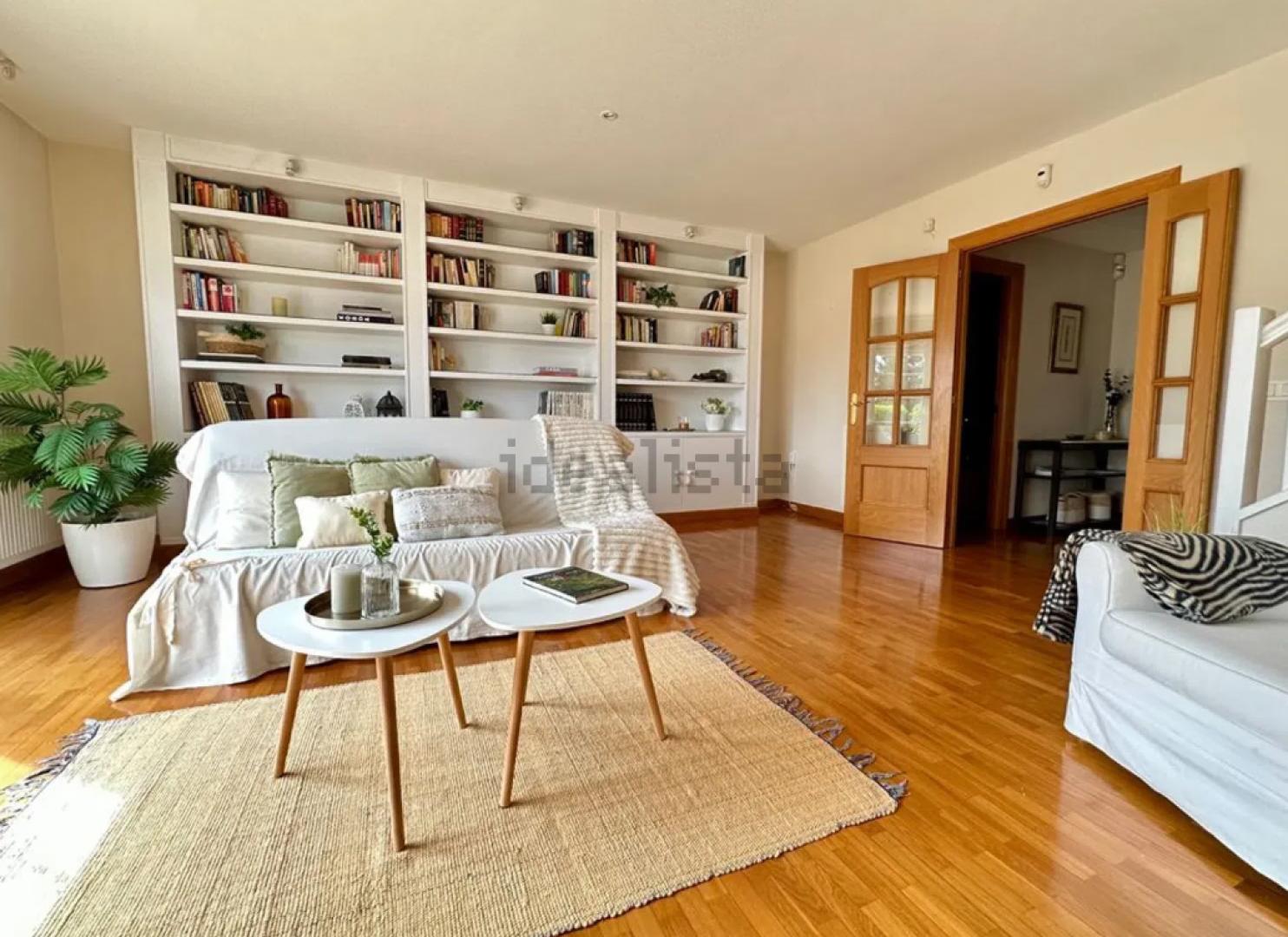 Amplio salón con biblioteca