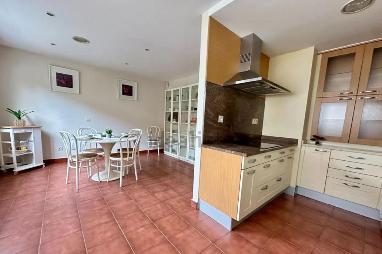 Vista general de la espaciosa cocina con comedor