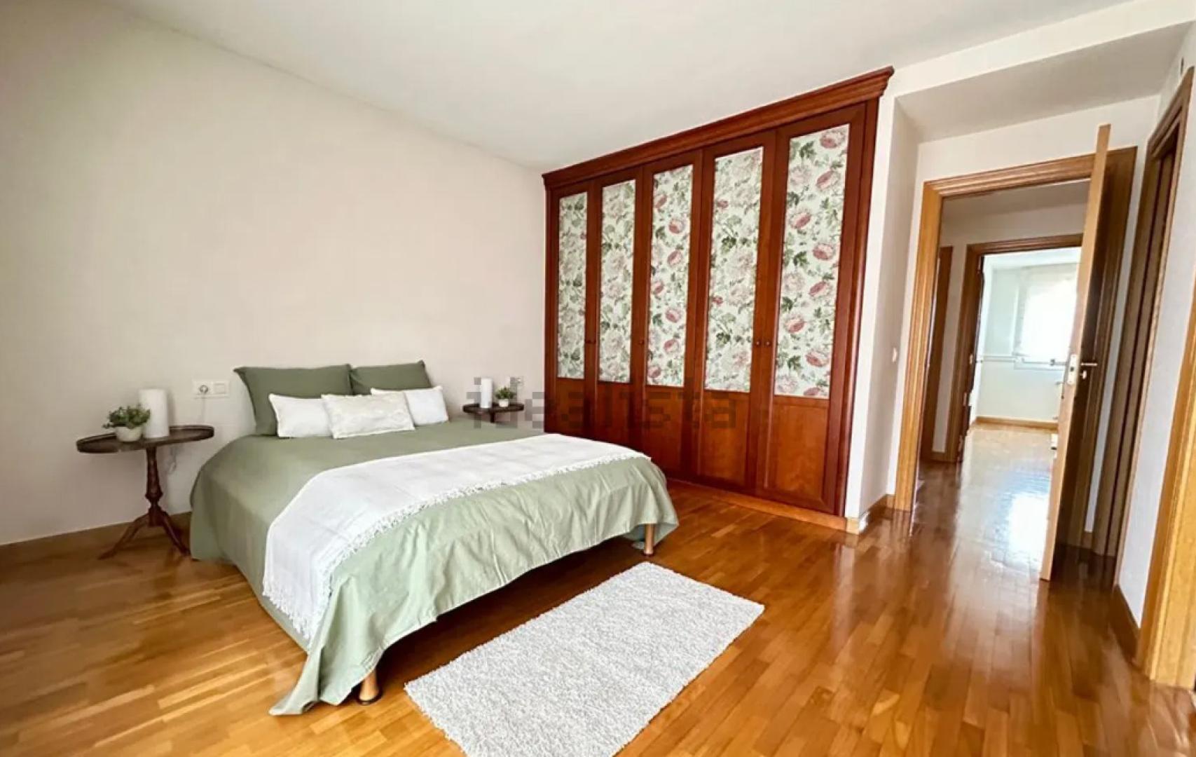 Dormitorio principal, con baño en suite y vestidor