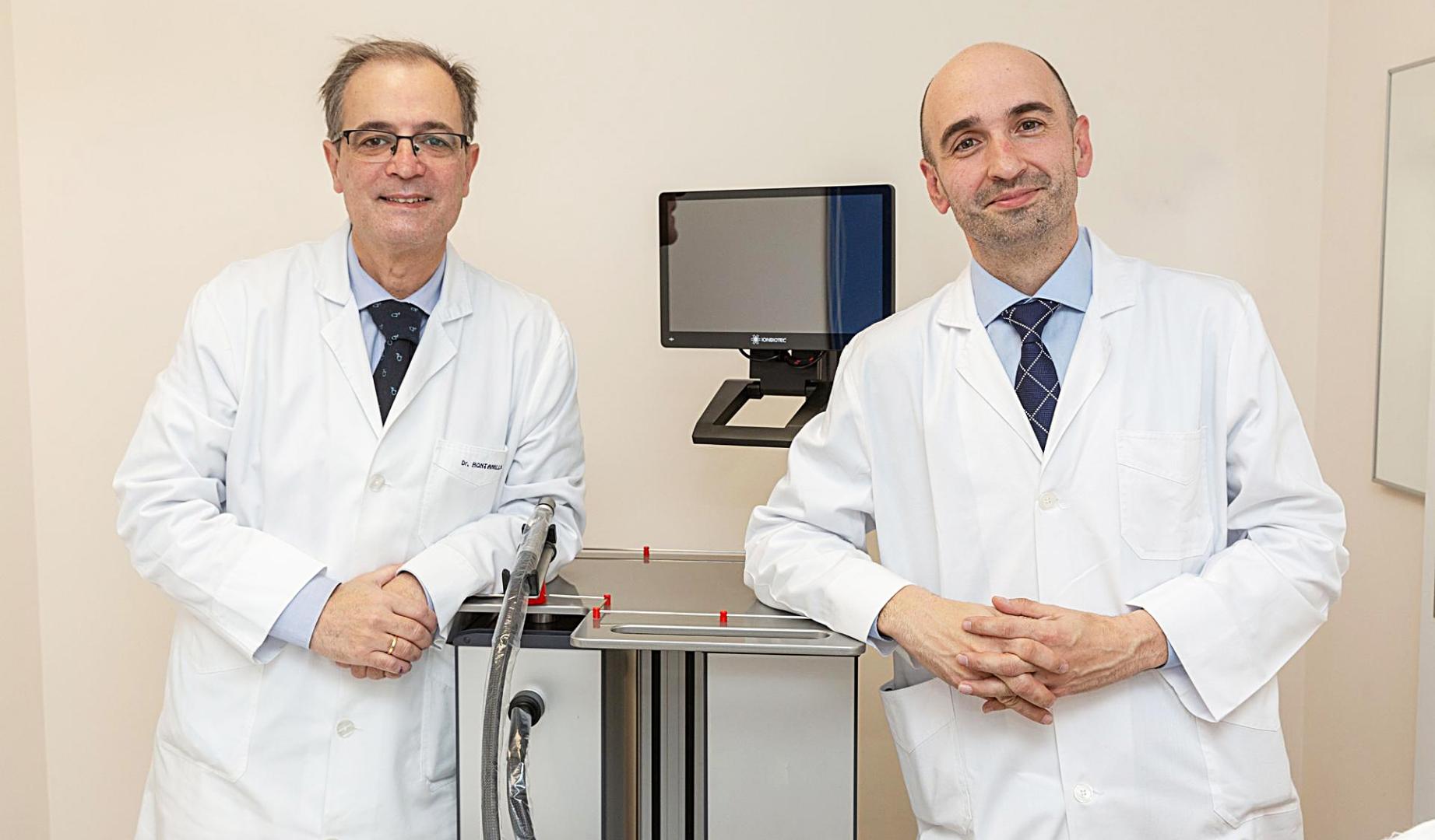 El Dr. Bernardo Hontanilla, a la izquierda, junto al Dr. Ignacio Leal en el Departamento de Cirugía Plástica, Estética y Reparadora de la Clínica Universidad de Navarra