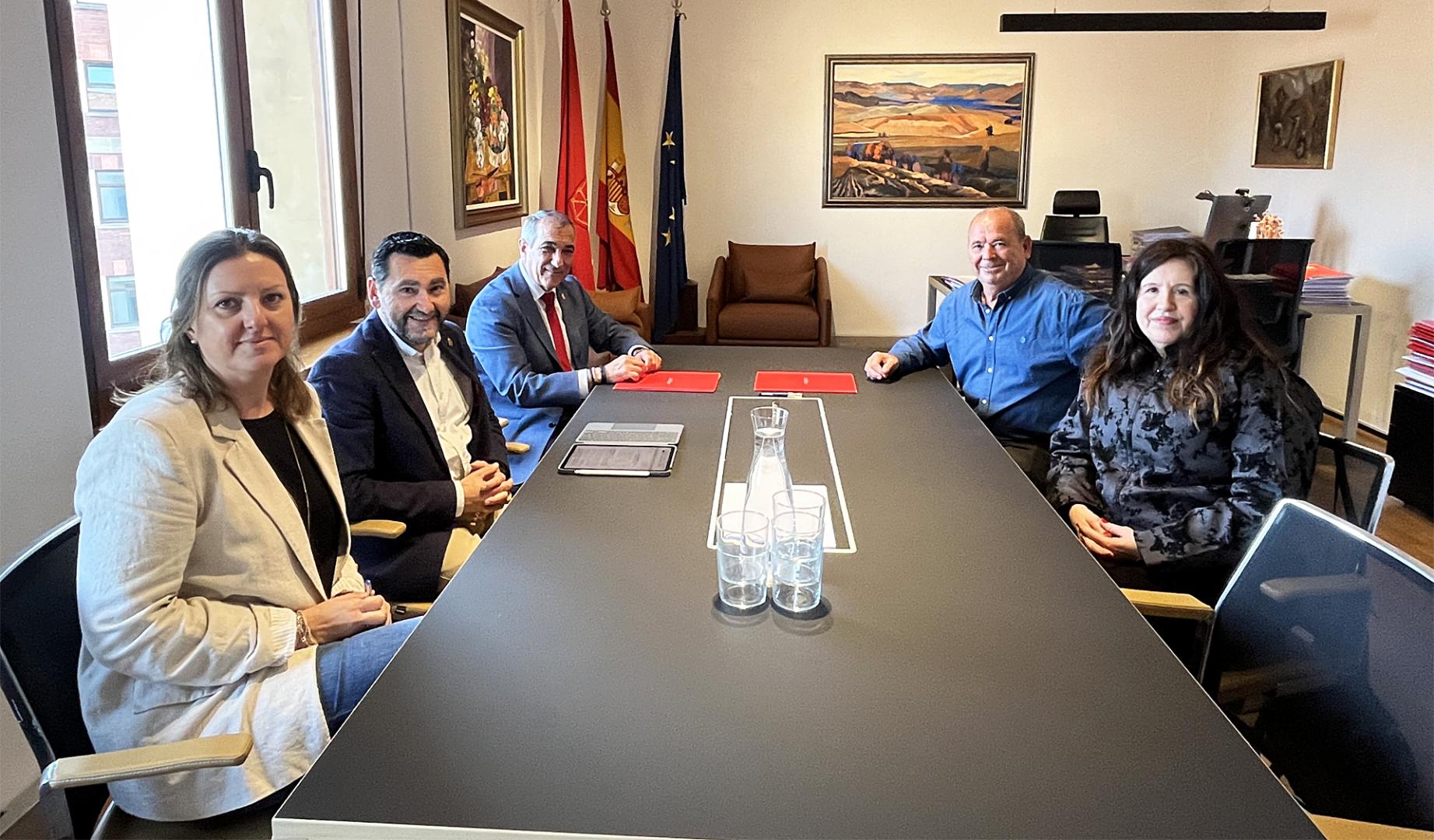 Las autoridades del Gobierno de Navarra y Dicastillo durante la firma del convenio para la urbanización de la travesía de la localidad