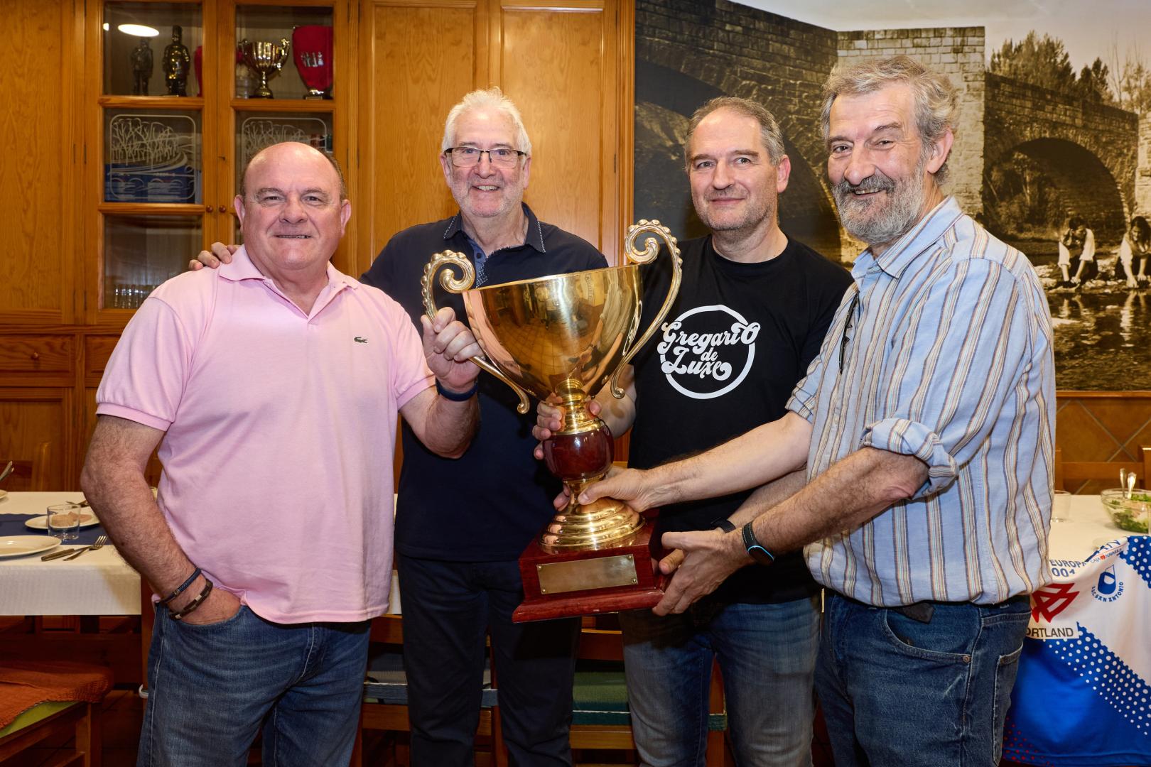 Zupo Equísoain, Cacho Cariñena, Patxi Lezáun y Javier Aquerreta, cuerpo técnico de aquel Portland San Antonio campeón de Europa hace 25 años, con el trofeo continental