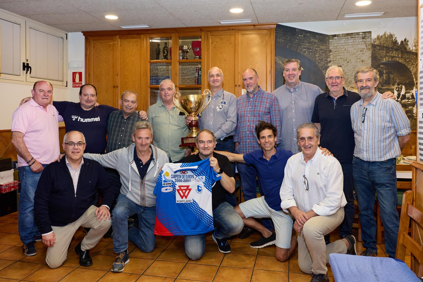 ‘Zupo’ Equísoain, Iñaki Ániz, Juan Luis Arnedillo, José Luis Narváez, José A. Torres, Álvaro Jáuregui. Raúl Bartolomé, ‘Cacho’ Cariñena y Javier M. Aquerreta se reunieron y posaron con el trofeo de campeones de Europa. Abajo: EradioEzpeleta, Carlos Mangado, Patxi Lezáun, Daniel Capitán y Jesús M. Gurpegui