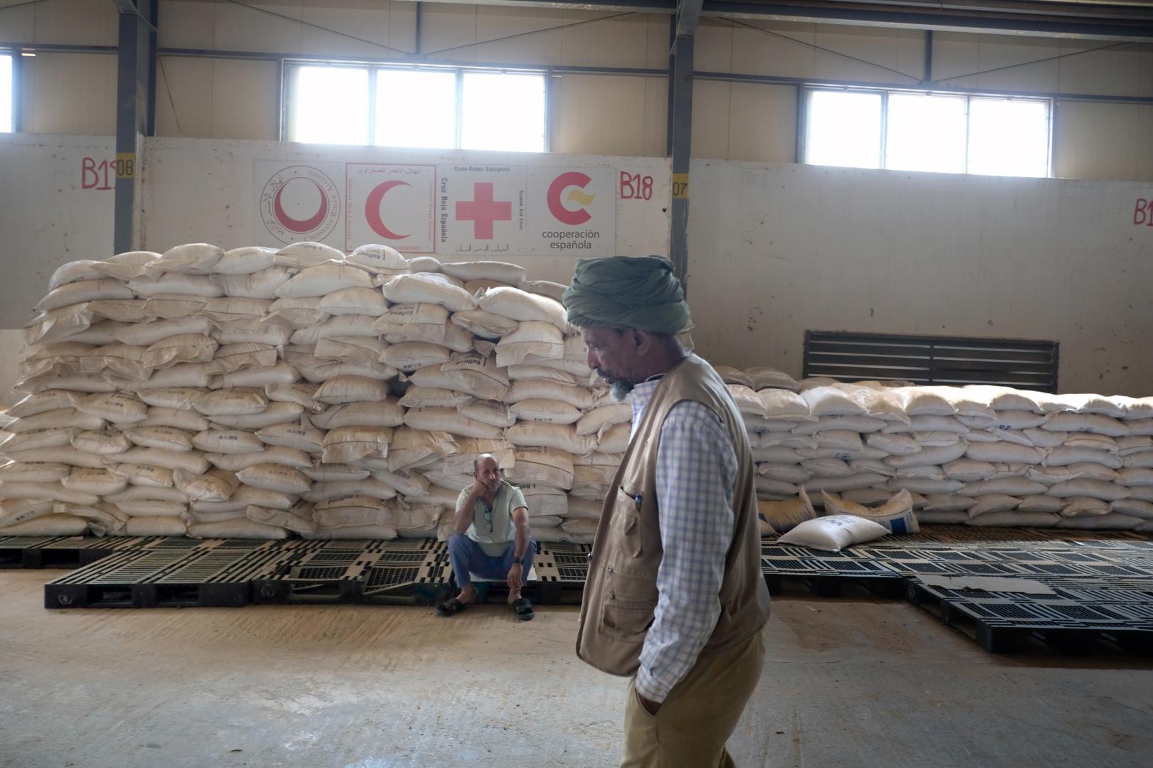 Alimentos esenciales como lentejas, arroz o aceite desaparecerán de la ayuda básica este verano, según la Media Luna Roja. En la imagen, uno de los almacenes de esta organización. durante la primera semana de abril.