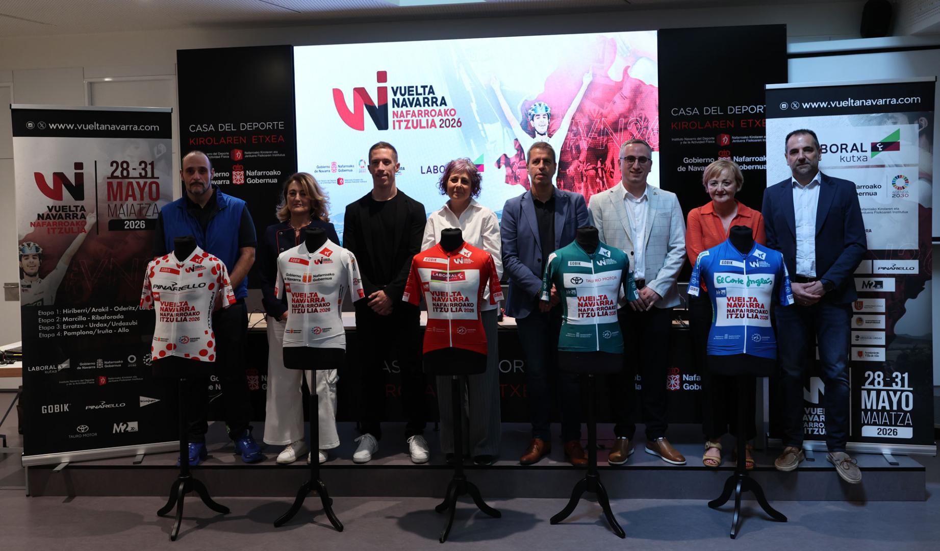 Organizadores posan en la presentación de la 63 edición de la Vuelta a Navarra