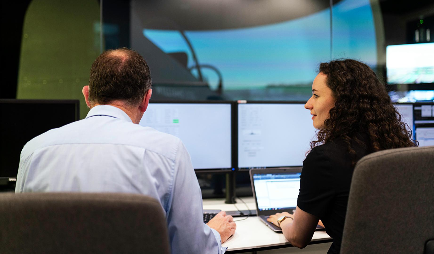 Dos personas en su puesto de trabajo