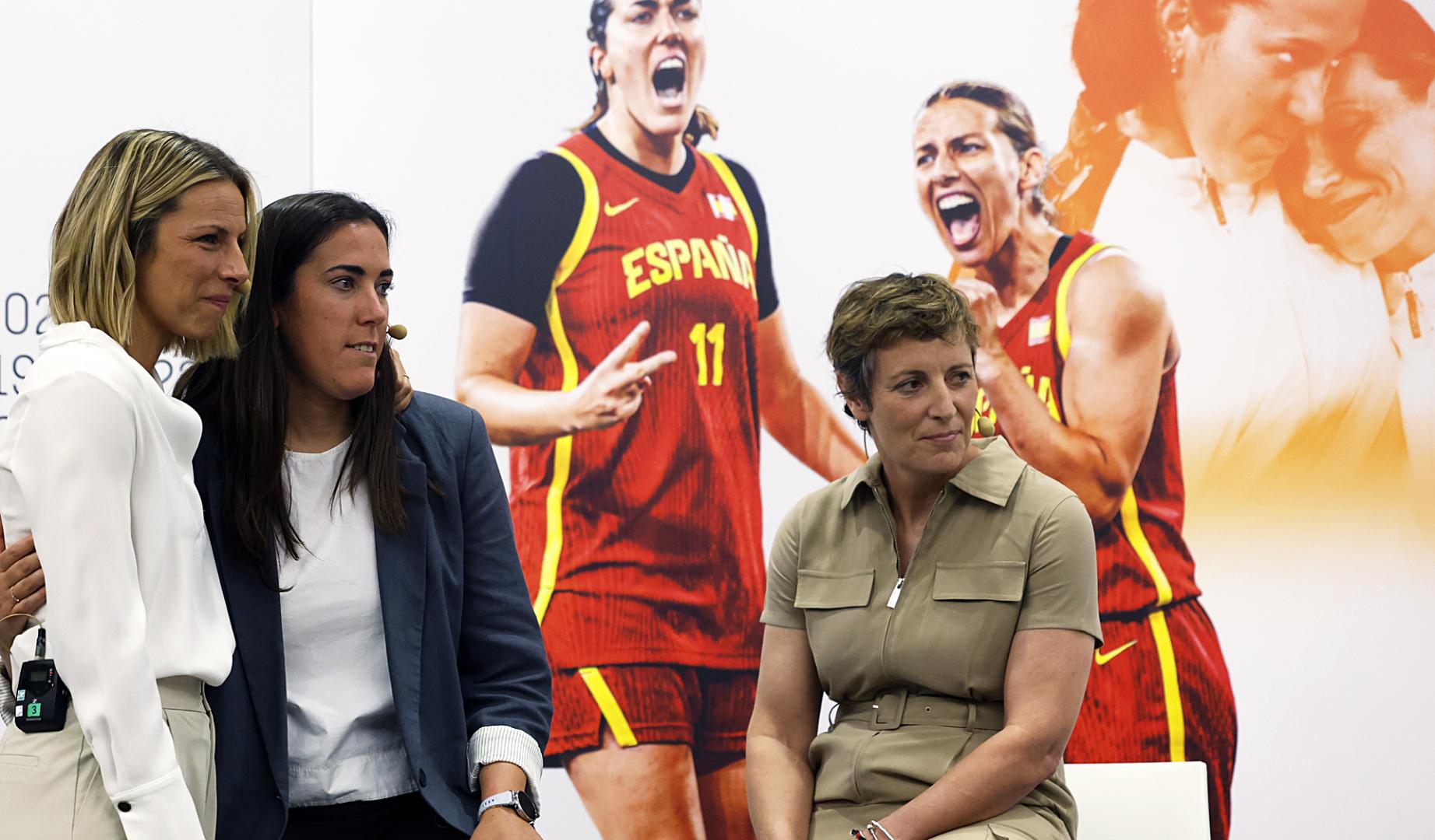 La presidenta de la Federación Española de Baloncesto (FEB), Elisa Aguilar (dcha.), junto a las jugadoras Vega Gimeno (centro) y Sandra Ygueravide (izda.) durante la rueda de prensa donde anunciaron su adiós