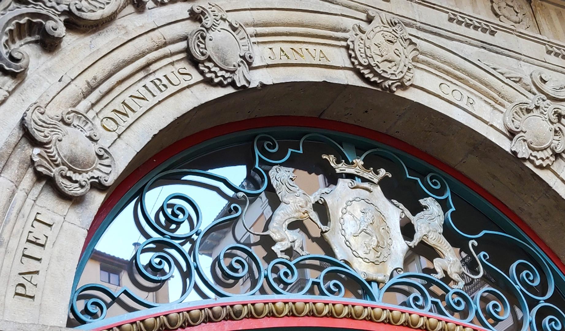Detalle de la fachada del Ayuntamiento de Pamplona