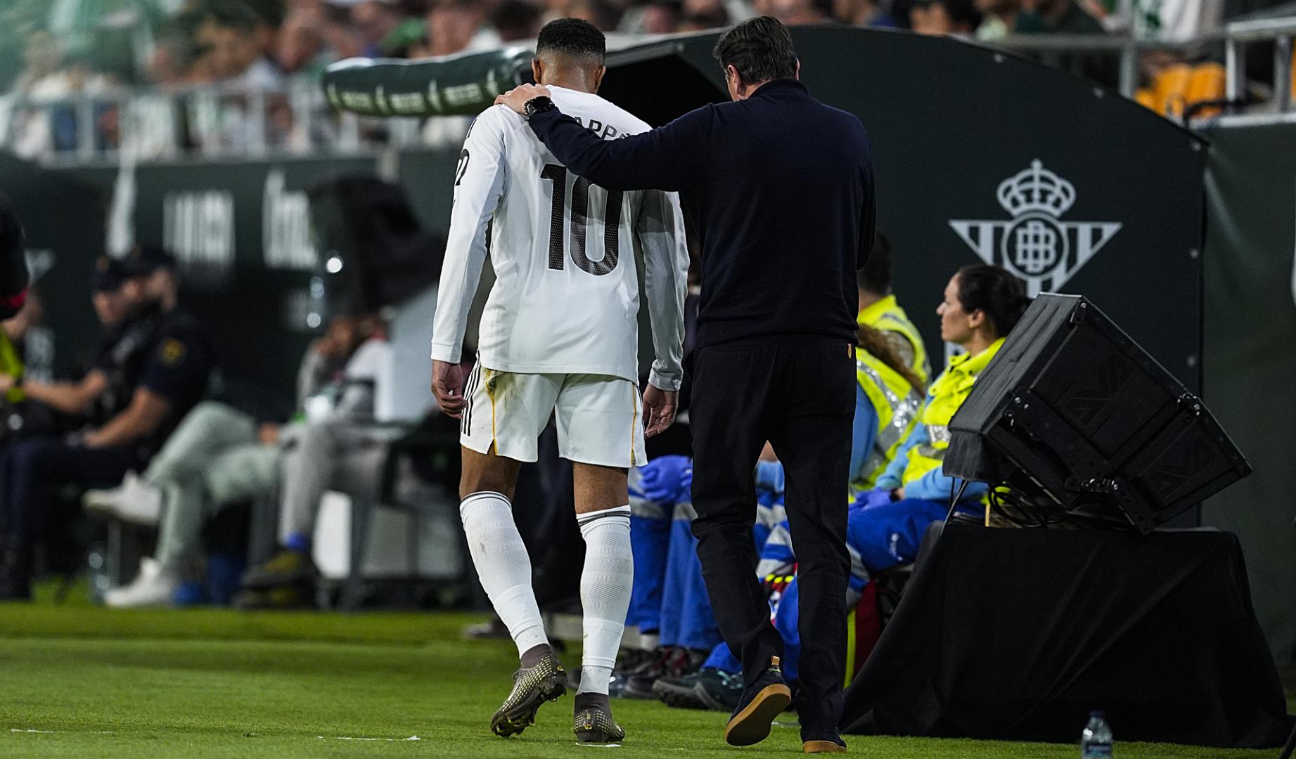 Kylian Mbappe tras ser sustituido en La Cartuja contra el Betis