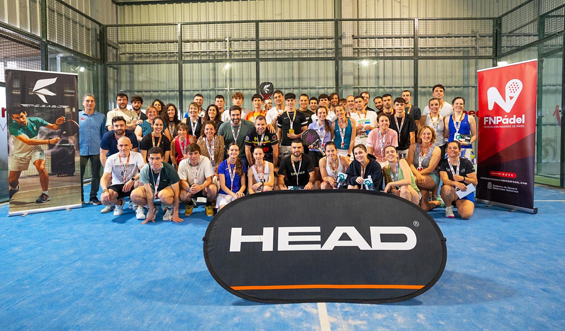 Los vencedores posan con los trofeos tras concluir el torneo